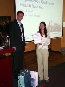 Johannes Kahl hand over the best poster award to Hanna Novotna